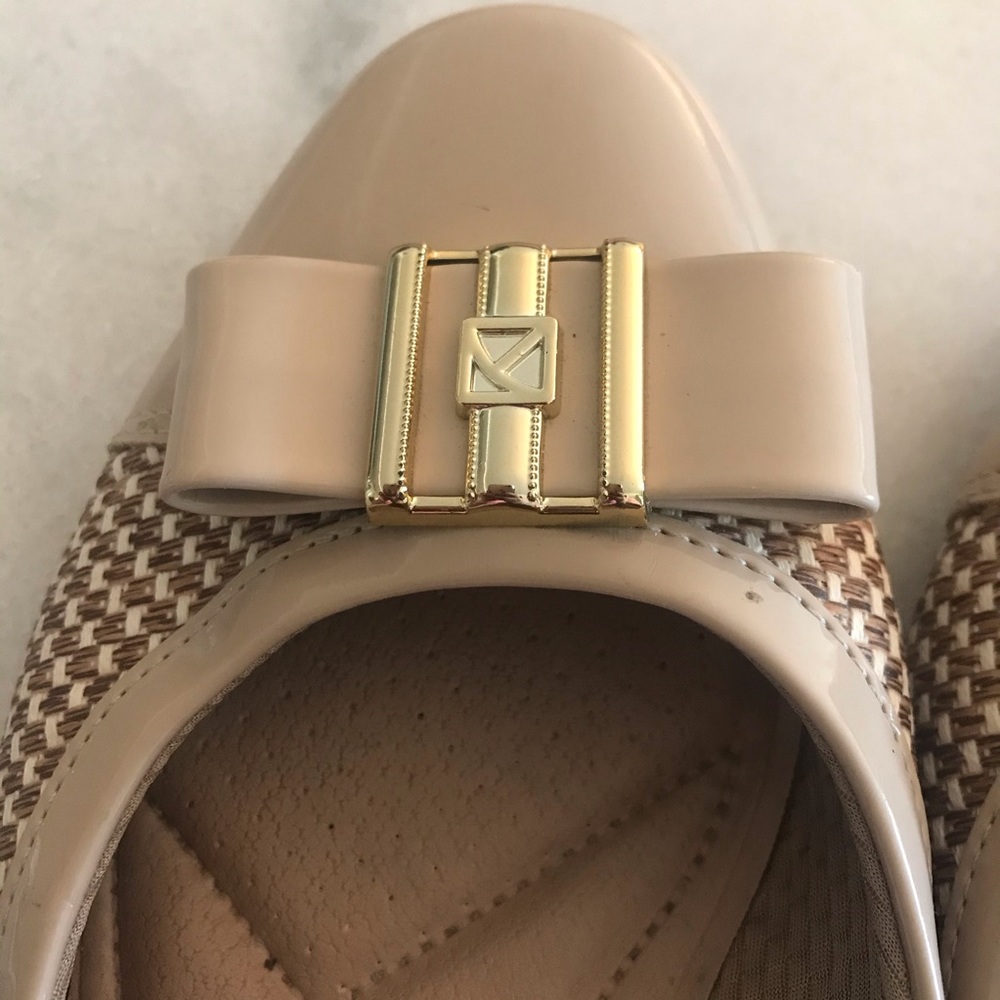 Cute beige flats with adorable bow accent Size 7